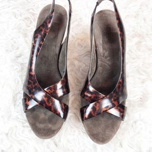 UGG Shoes - Ugg Tortoise Shell Cork Wedge Sandal UGG Shoes - Ugg Tortoise Shell Cork Wedge Sandal